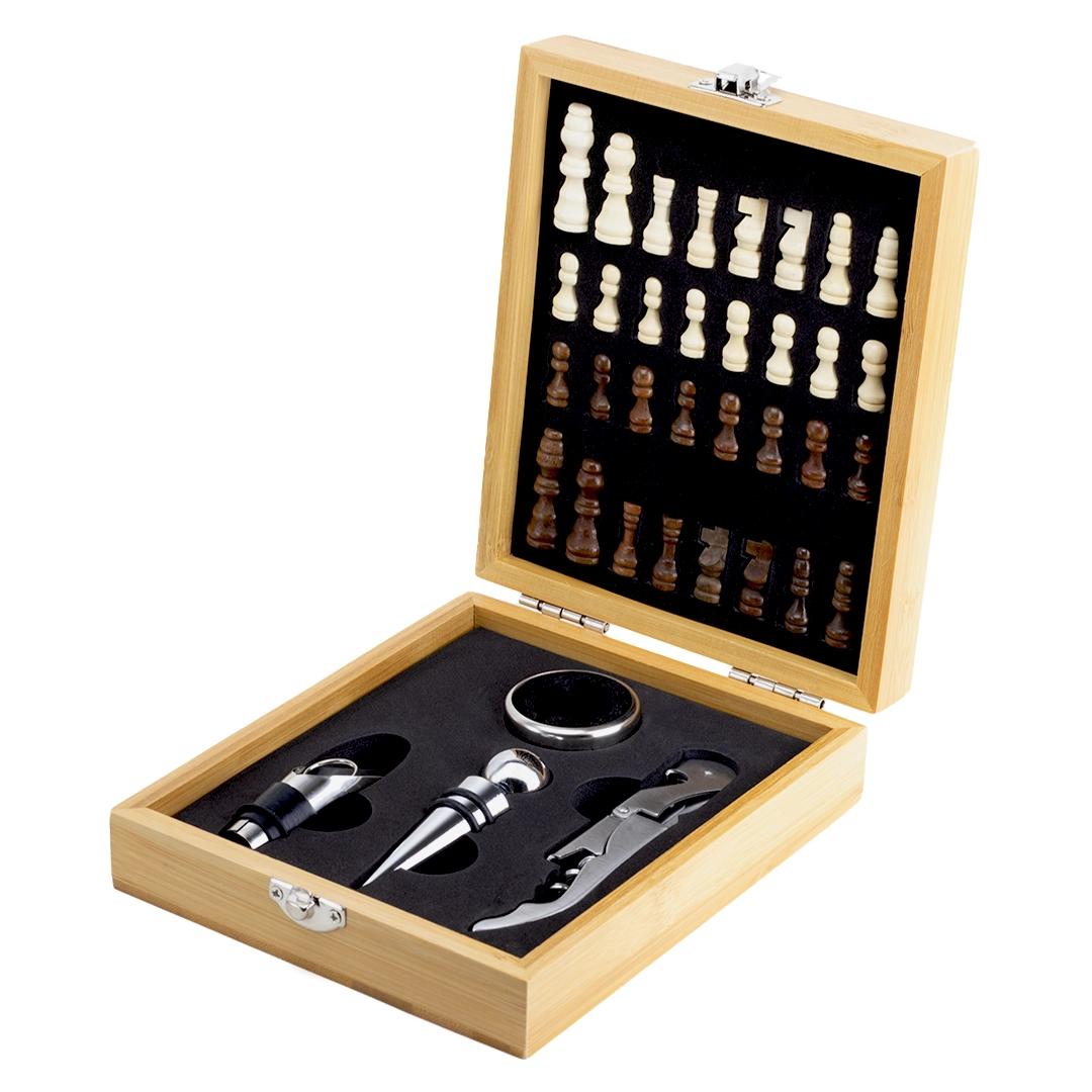 4 piece wine set wit chess set Wood front
